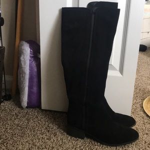 knee high black boots